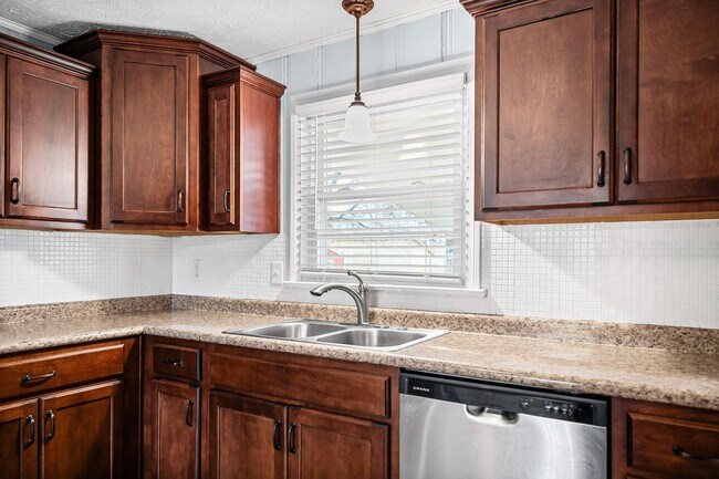 Building Photo - Renovated 3 Bedroom Pet Friendly Home For Rent!