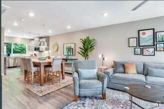 Building Photo - Stunning Furnished Townhouse in the South ...
