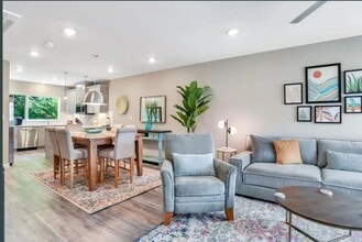 Building Photo - Stunning Furnished Townhouse in the South ...