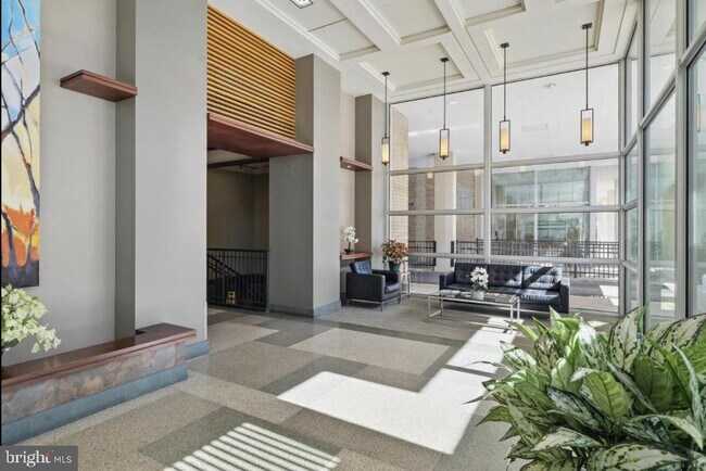 Building Photo - 4600 S Four Mile Run Dr