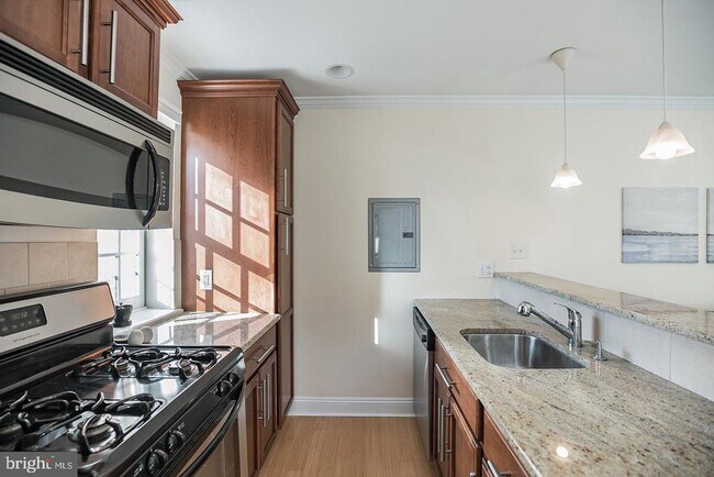 Building Photo - 1716 Pine St