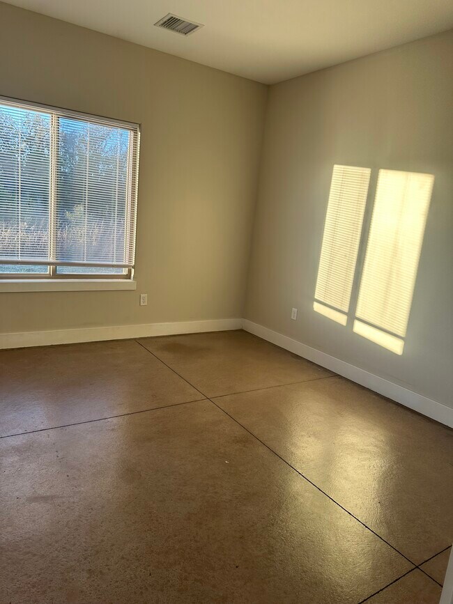 Building Photo - 4833 N Hillside Ct