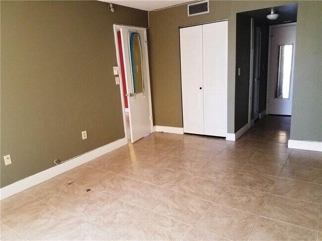 Building Photo - 1400 St Charles Pl