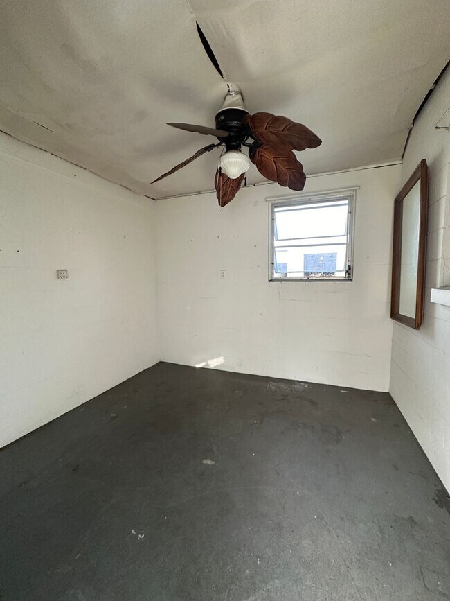 Building Photo - MOVE IN SPECIAL- Nice 2/1 Home w/ Fenced Yard in St Cloud