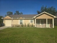 Building Photo - Modern comfort meets convenience in this b...