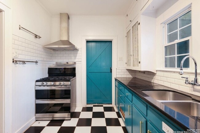 Building Photo - 418 W Rosewood Ave