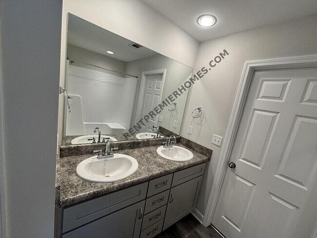 Building Photo - 224 Bradford Circle - Available Now!