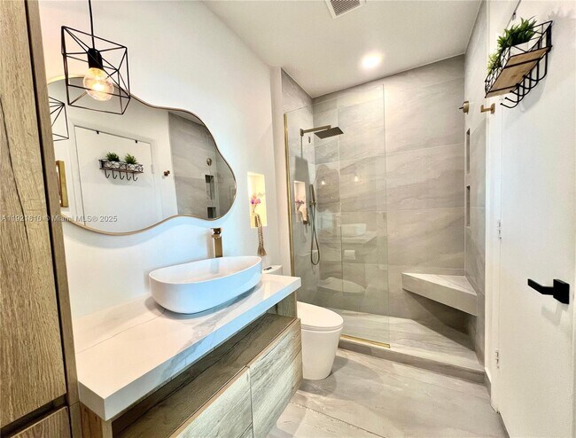 Building Photo - 1900 N Bayshore Dr