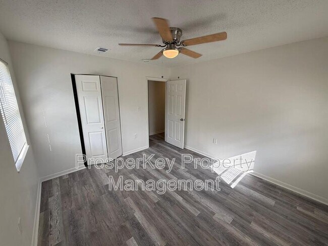Building Photo - 4009 Ester Dr SW