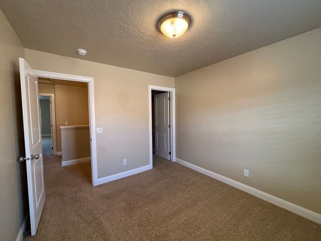 Building Photo - SPACIOUS TOWNHOME FOR RENT!