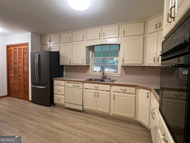 Building Photo - 215 Old Oxford Rd