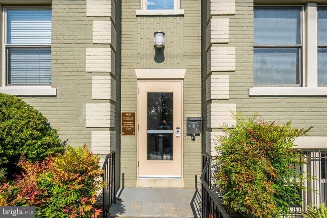Building Photo - 4420 1st Pl NE