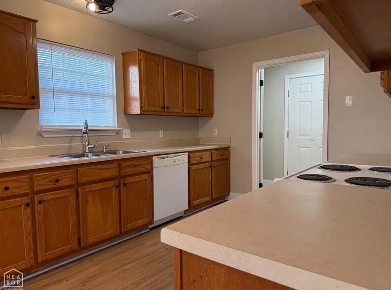 Building Photo - 326 Robinson St