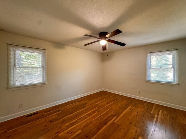 Building Photo - Spacious 4 Bed 2.5 bath Home Close to Fort Bragg