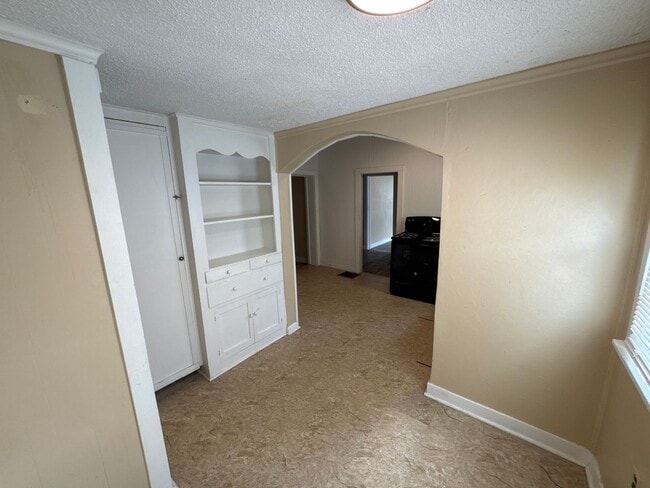 Building Photo - 2 Bedroom 1 Bath House $795! Central Air &...