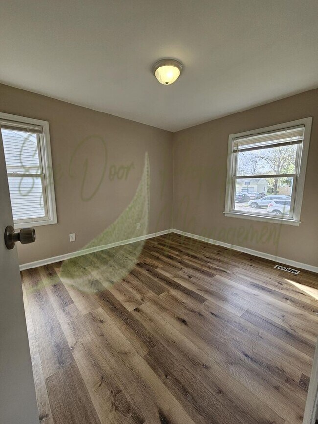 Building Photo - BEAUTIFUL FLOORING!!!