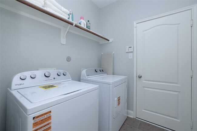 Building Photo - 19 Canterborough Pl