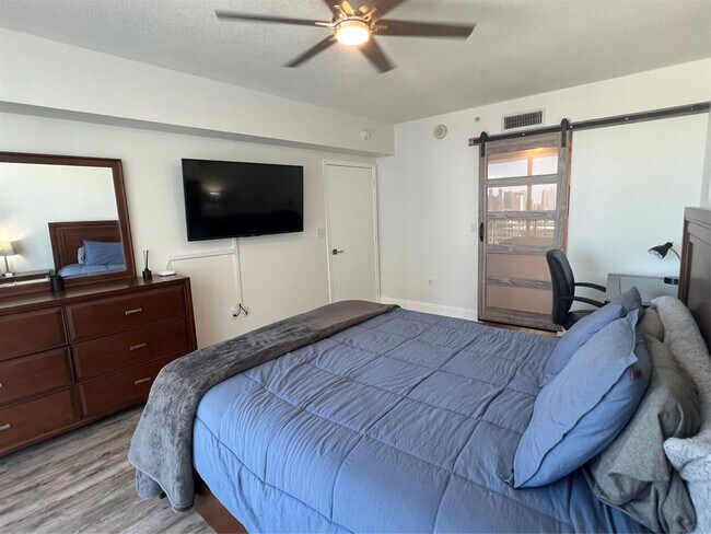 Building Photo - 1750 N Bayshore Dr