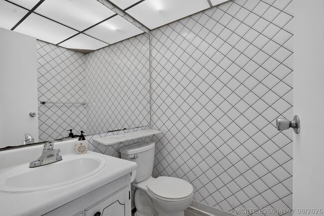 Building Photo - 654 Saxony N
