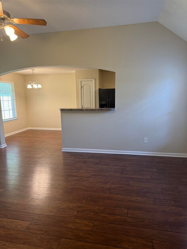 Building Photo - 10389 Redmond Dr