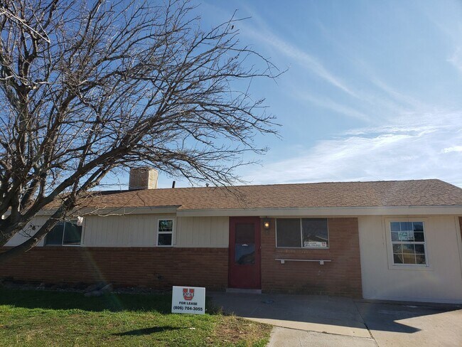 Building Photo - Handyman Special $0 First Month's Rent / “You fix, you SAVE BIG!!” Contact Mayshell for details: ...