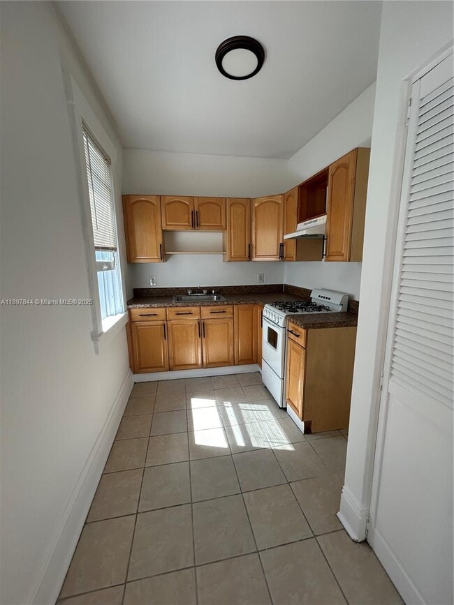 Primary Photo - 529 NE 66th St