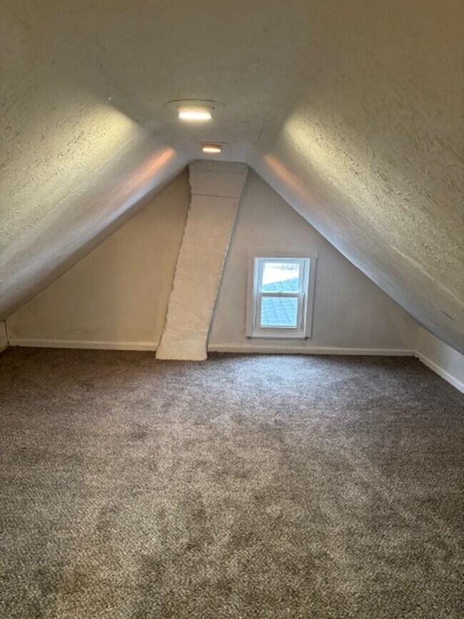 Building Photo - Charming 3 Bedroom 1 Bath Home