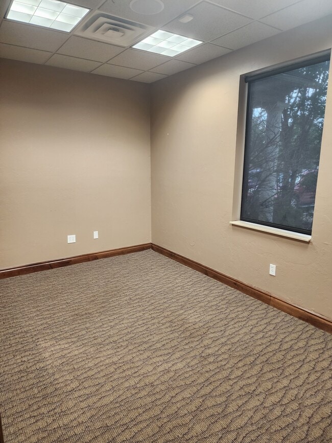 Building Photo - 6015 NW 120th Ct