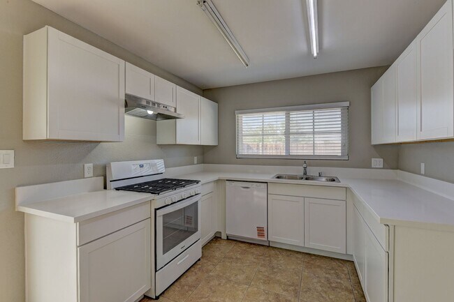 Building Photo - Remodeled and move-in ready located in Southeast Las Vegas.