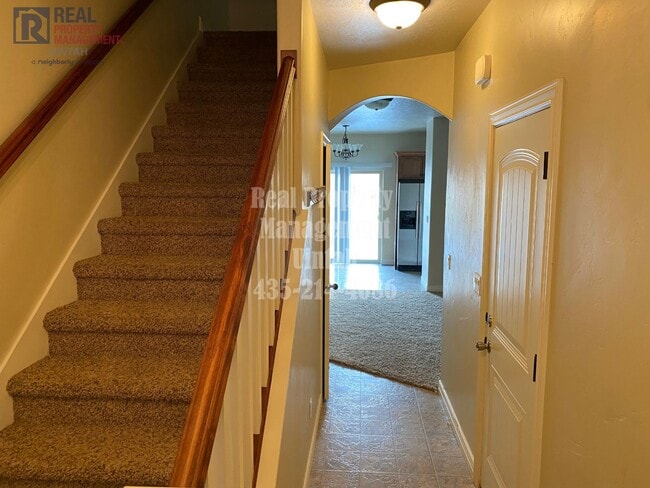 Building Photo - 3 bed 2.5 bath townhome in Fox Run