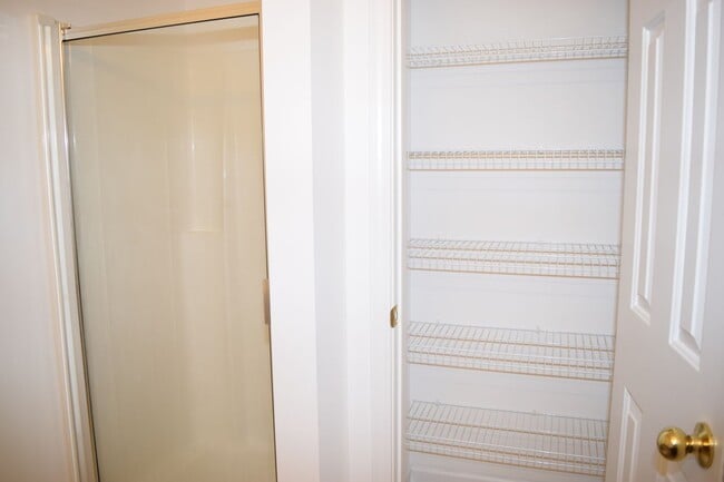 Building Photo - Spacious 2BR 2BA Townhome In Prime Location!