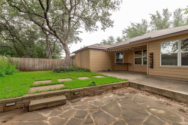 Building Photo - 2301 John Tee Dr