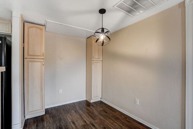 Building Photo - Charming 1 Bedroom / 1 Bathroom Condo in Gated Community!