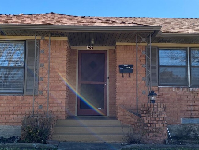 Building Photo - 900 Haggard St