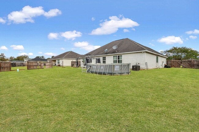 Building Photo - AVAILABLE JUNE (PETS PERMITTED)