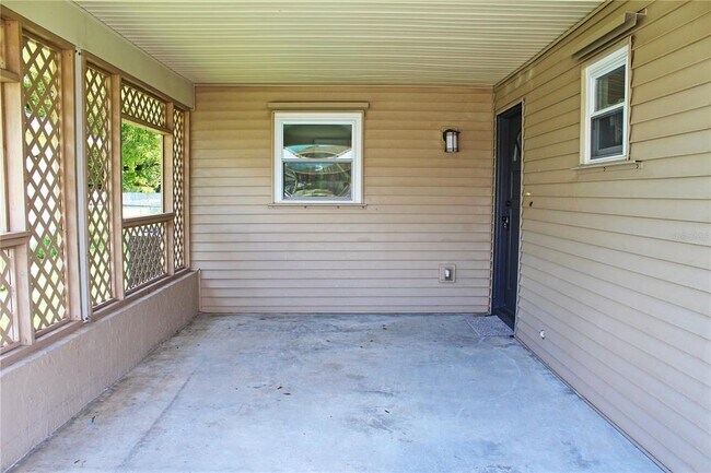Building Photo - 608 Lark Dr