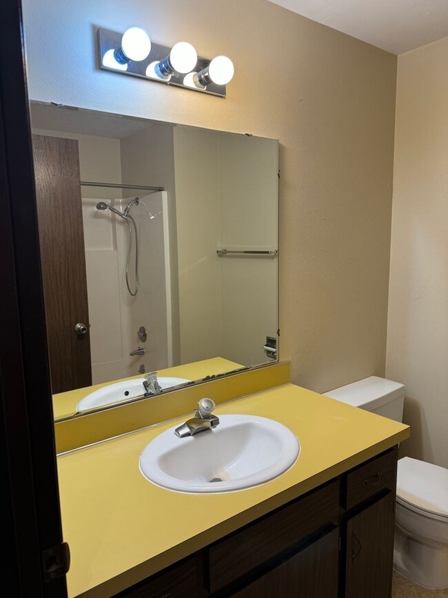 Building Photo - 3 bedroom 2.5 bathroom duplex off Coburg Rd.