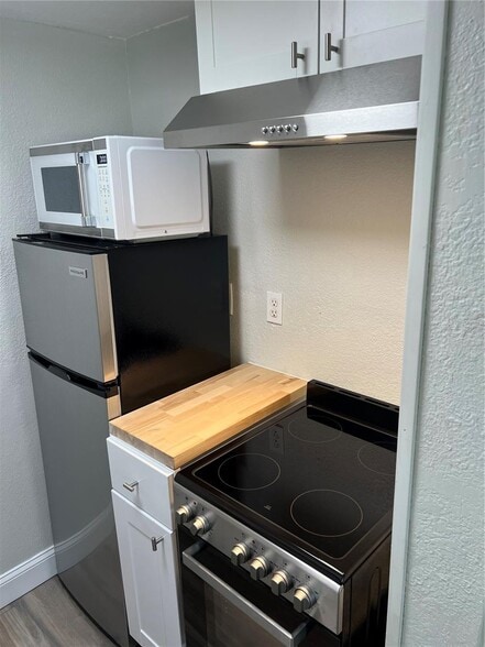 Building Photo - 4141 Dolphin Dr