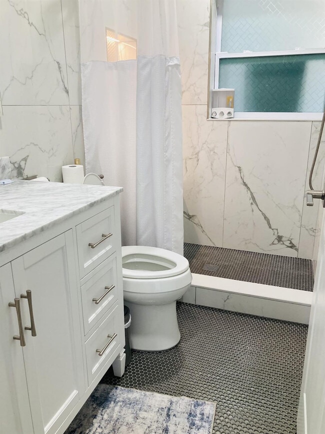 Building Photo - 2640 NE 10th Terrace