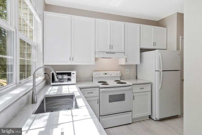 Building Photo - 6490 Tayack Pl