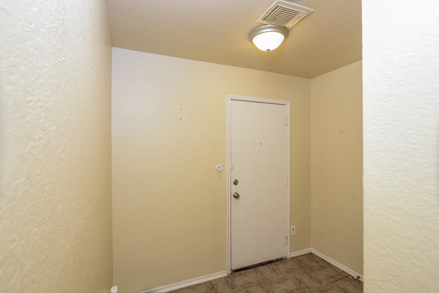 Building Photo - 10138 Amber Coral
