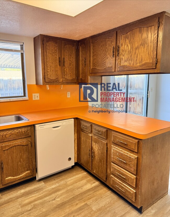 Building Photo - 3 bedroom 1.5 bath townhouse - 2 car carport