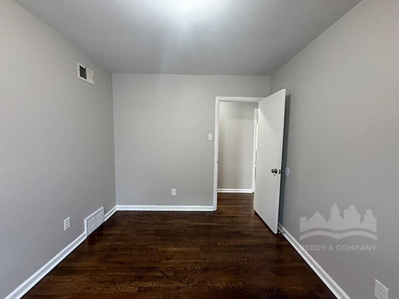 Building Photo - 2076 Willow Wood Ave