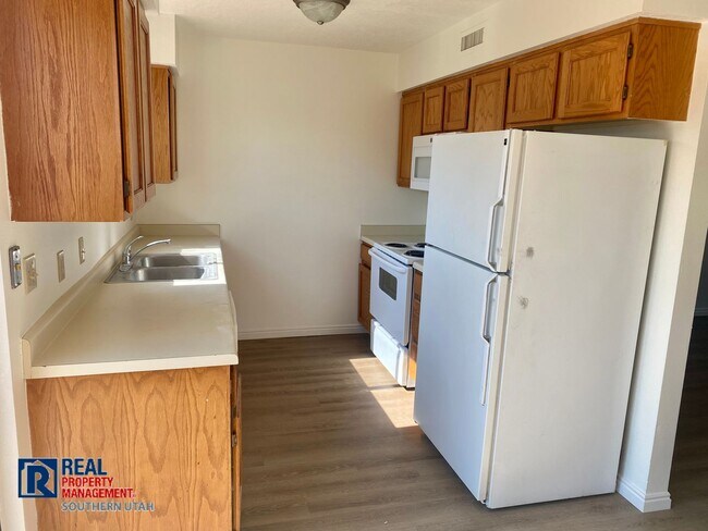 Building Photo - Townhome near Dixie State University