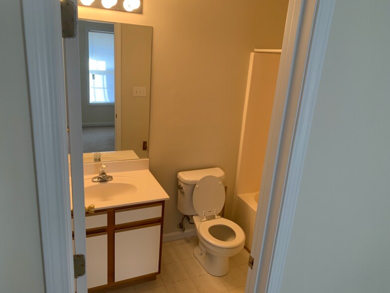 Building Photo - 14 Lake Village Ct