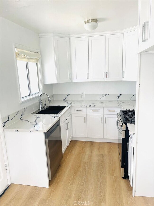 Primary Photo - 5752 Vineland Ave