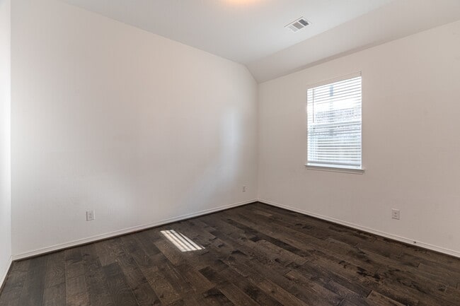 Building Photo - 3439 Cres Vista Dr