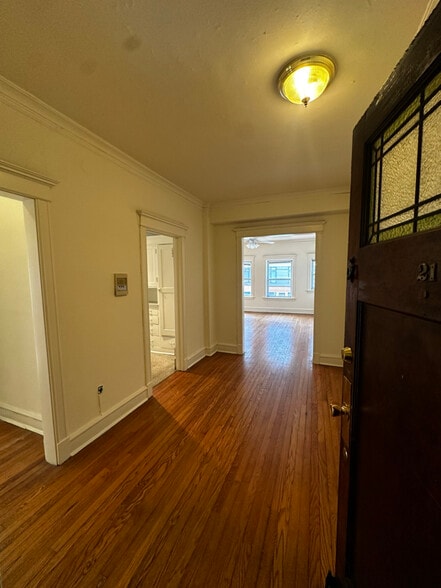 Building Photo - 1006 E State St