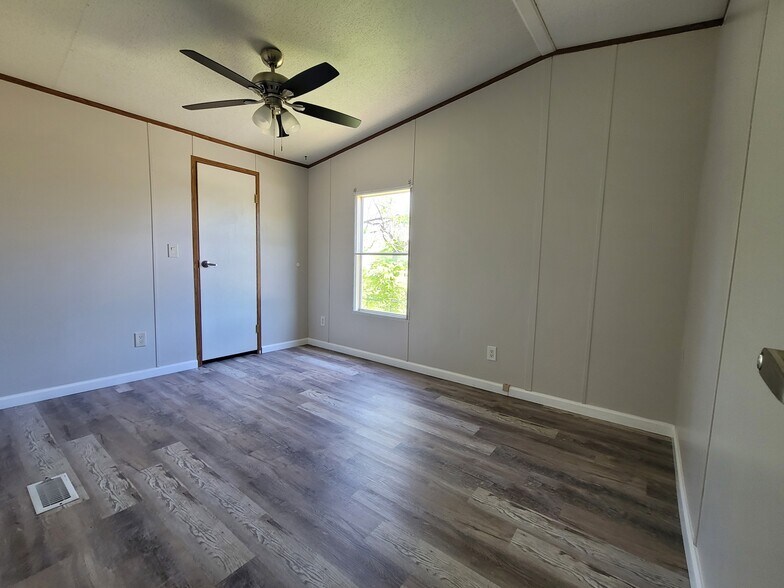 Building Photo - 2509 Avenue B