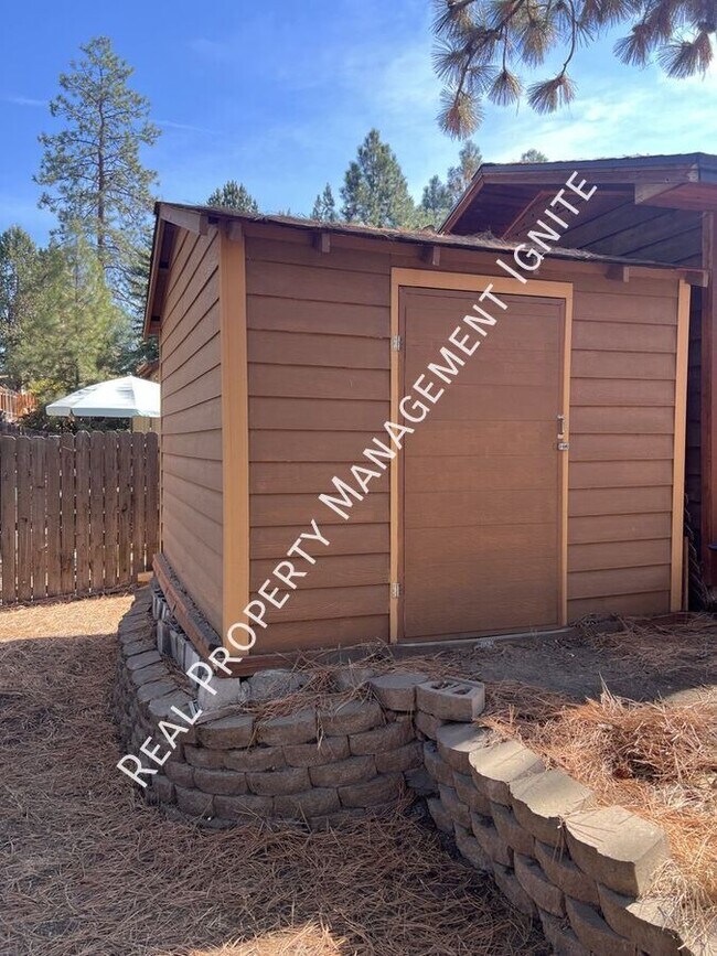 Building Photo - 1782 SW Forest Ridge Ave
